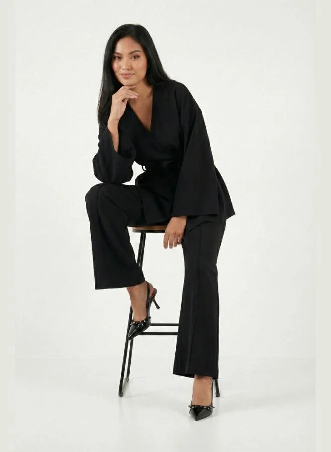 ليلا طقم نسائي ليلا بقصة عادية بياقة على شكل حرف  وأكمام طويلة وتفاصيل ربطة ٦٩٢٨٨٩٢